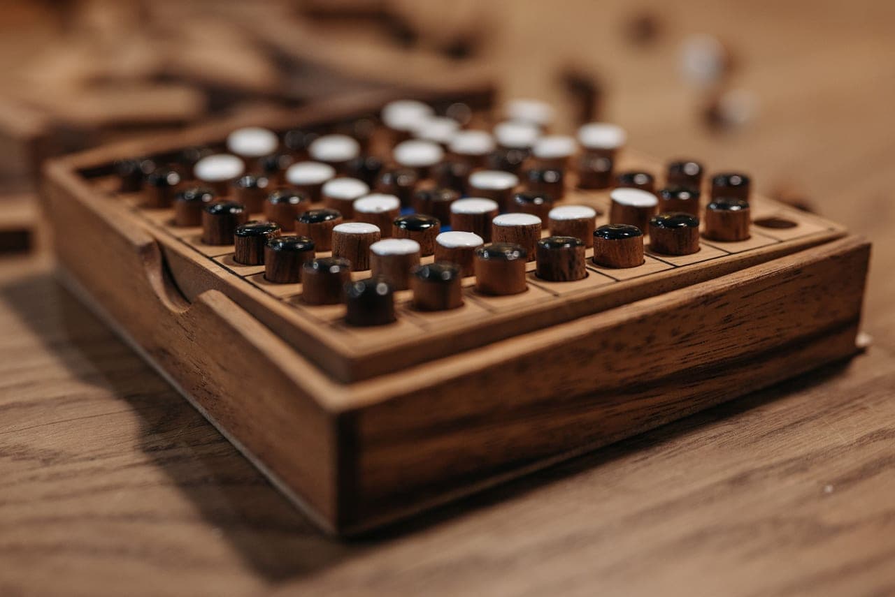 The side of a board game box showing the player count and playing time